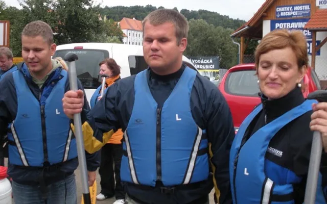 Klienti obecně prospěšné společnosti Tyfloservis splouvali Vltavu