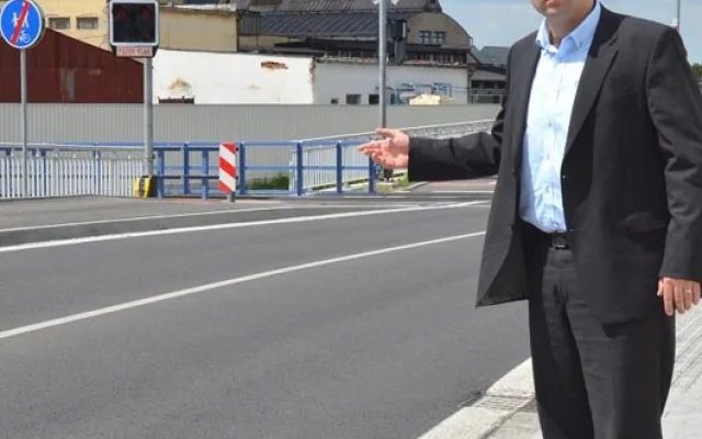 Václav Král vysvětluje, že etapu komplikoval železniční přejezd