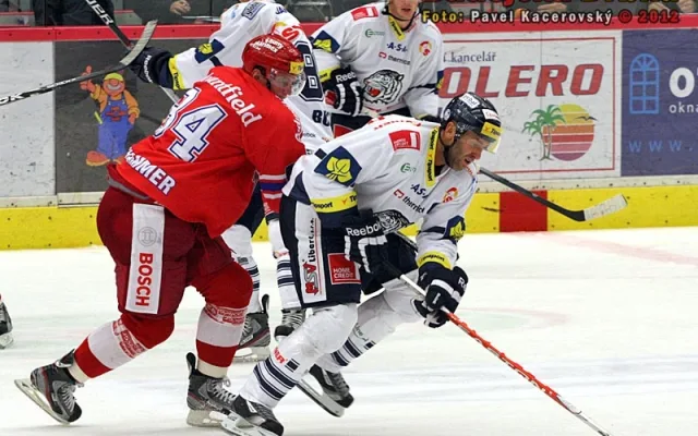 Jakub Langhammer brání Petra Nedvěda