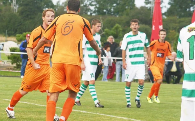 Kapitán Aritmy Lukáš Hrabák (vlevo) zrovna vyrovnal na 1:1