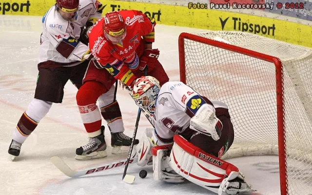 Jakub Langhammer hrozí před Michalem Neuvirthem, brání ho Troy Milam