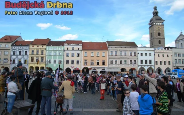 U kašny Švejk pálil salvuů Takových bylo ještě nespočet