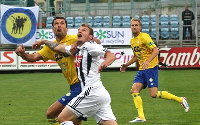 Jakub Řezníček se dere dopředu, brání ho teplický kapitán Petr Lukáš