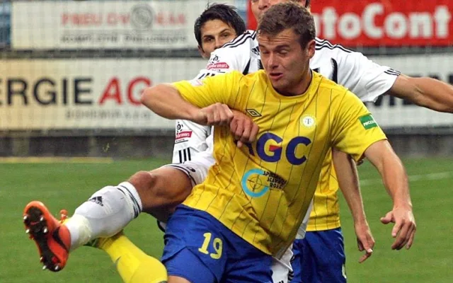 Martin Jindráček (v popředí) při souboji s Jaroslavem Machovcem, střelcem třetí branky Dynama