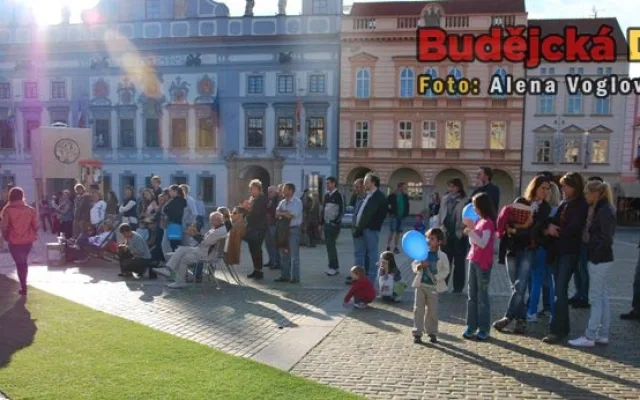 Z domu se dá pozorovat dění na náměstí