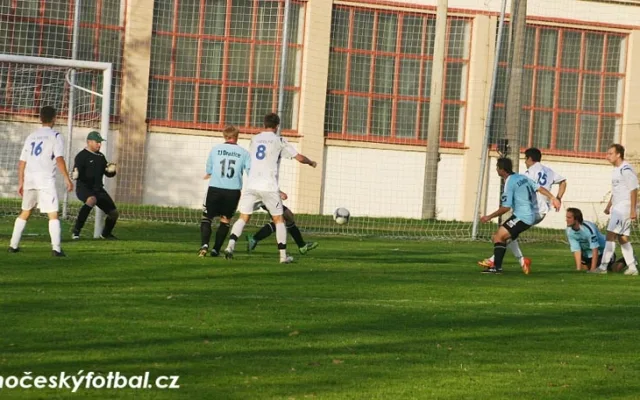 Čerstvý Sláva Baščevan (č. 15) touto střelou snížil na 1-2