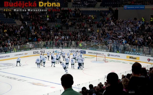 Hokejisté Dynama Moskva děkují svým příznivcům