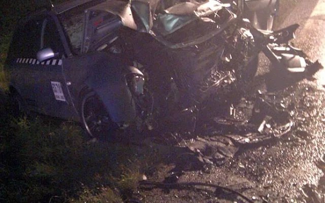 Zdemolované vozidlo taxislužby