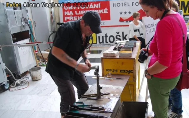 Vyhledávanou atrakcí bylo tavení a foukání skla