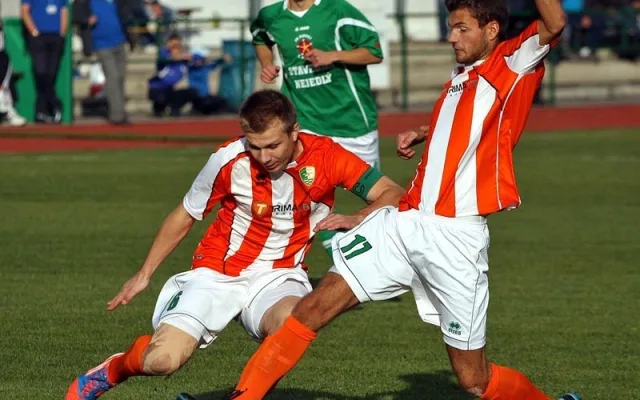 Libor Matoušek s Michaelem Průchou (zleva) hasí nebezpečí před roudenskou brankou