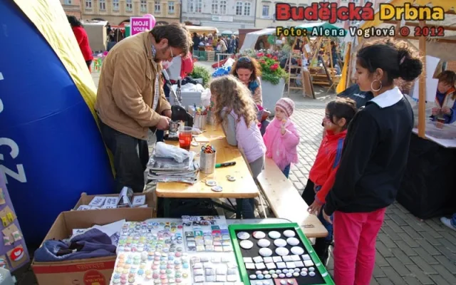 Děti si mohly nakreslit na placku svůj vlastní motiv