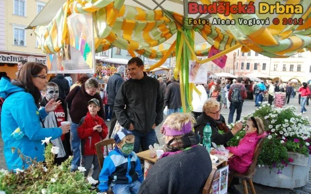 Malování na obličej se stává vyhledávanou atrakcí pro děti na všech trzích