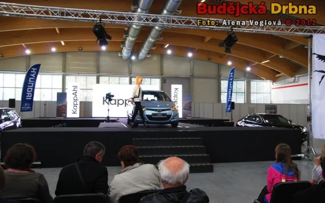 Modelky se na molu musely vyhýbat vystavenému automobilu