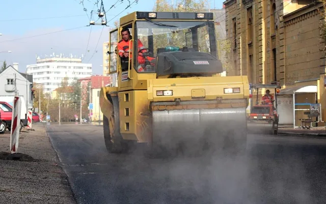 Pokládka nového povrchu na Lidické třídě