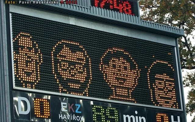 Diváci na světelné tabuli se bavili, s těmi v hledišti už to bylo horší