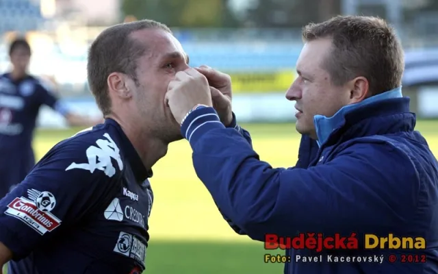Martin Kuncl, hráč Slovácka, musel být po zásahu od Jakuba Řezníčka do obličeje ošetřen