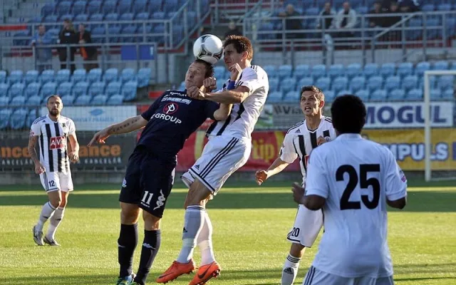 Vzdušný souboj o balon mezi Jaroslavem Machovcem (vpravo) a Jiřím Valentou