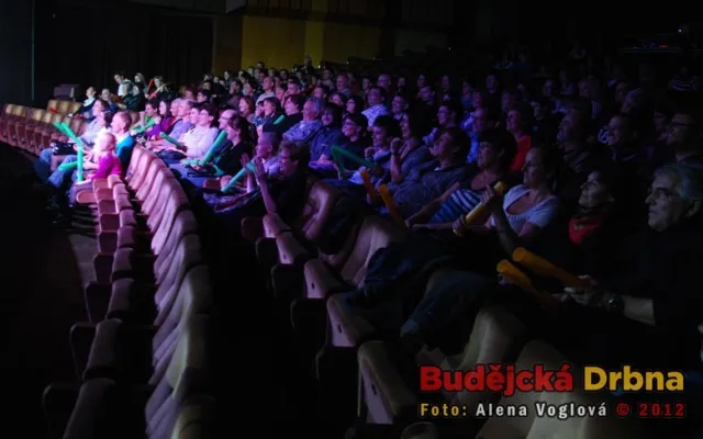 Diváci dostali plastovou trubku a byli zapojeni do představení