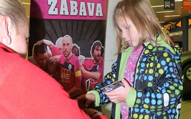 Nejmenší fanoušci Dynama dostávali dárkové předměty
