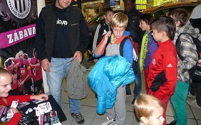 Rodiče s dětmi mohli získat od klubu volné vstupenky na pondělní utkání