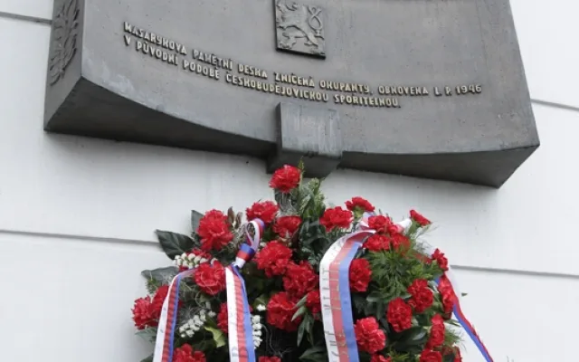 Stěna radnice s věnci