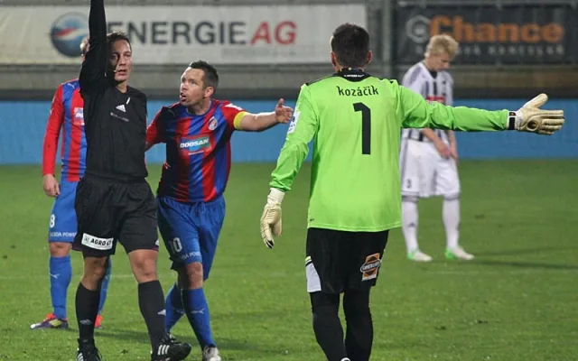Gólman Viktorie Plzeň Matúš Kozáčik si za zdržování hry vysloužil žlutou kartu