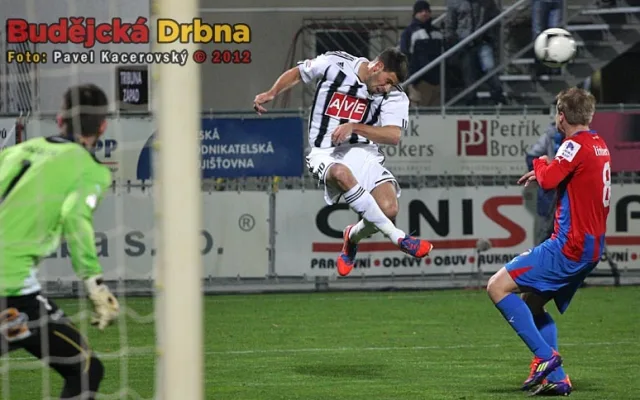 Michal Klesa vrací míč před Limberským do střelecké pozice některému ze svých spoluhráčů