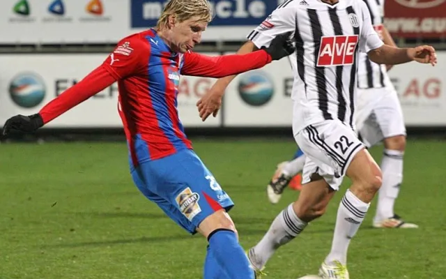 Střelecký pokus Františka Rajtorala sleduje Petr Benát