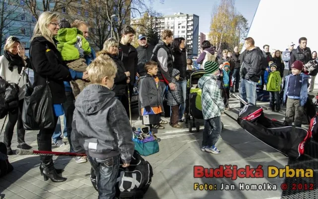 Všichni netrpělivě čekali, až se otevřou dveře