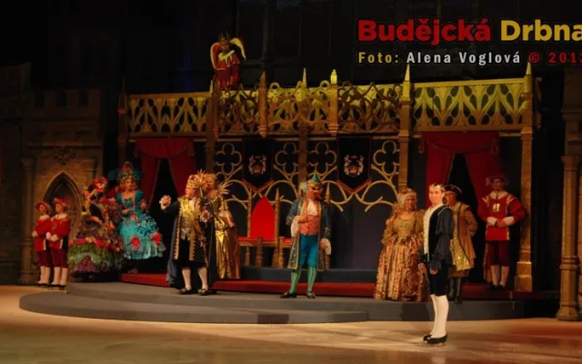 Začíná ples