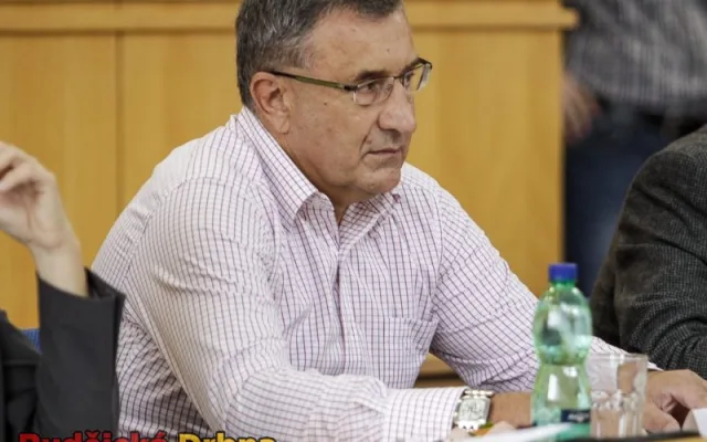 Hlasování se zůčastnil i Ladislav Pouzar