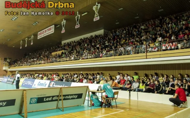 Pohled na zaplněnou tribunu