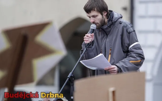 Mezi mnoha proslovy zazněl hlas Šimona Hellera