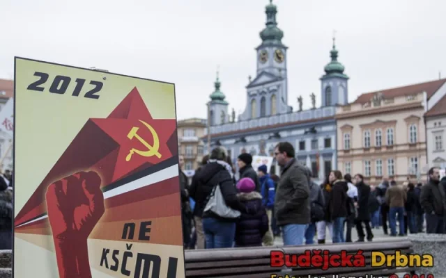 Shromáždění lidé nesouhlasili s obsazením postu radní pro školství a kulturu členkou KSČM