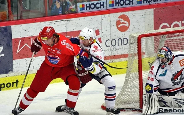 Martin Hanzal se dere před Kostúrovu branku, brání ho Michal Důras