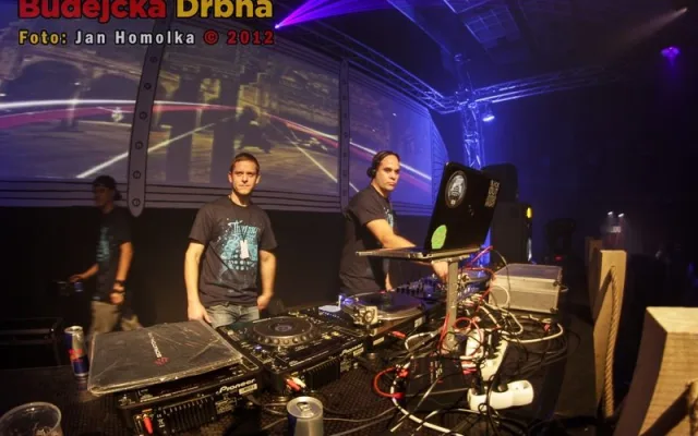 Za pultem se střídal DJ za DJem