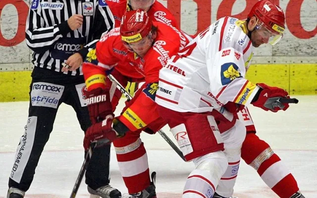 Martin Hanzal byl na buly proti kapitánovi Ocelářů Radku Bonkovi úspěšnější