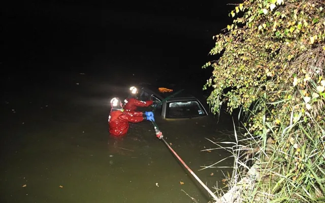 Fiat s opilým řidičem za volantem skončil v rybníce
