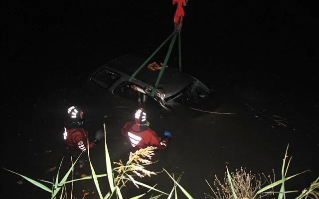 Fiat s opilým řidičem za volantem skončil v rybníce