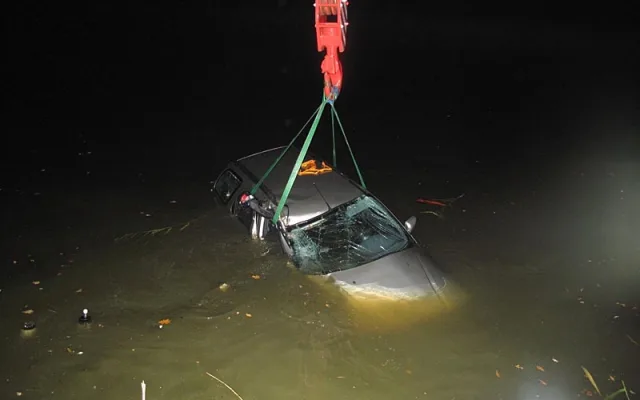 Fiat s opilým řidičem za volantem skončil v rybníce