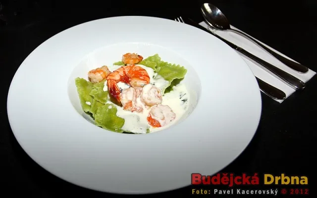 Specialita, kterou Budějcká Drbna ochutnala - plněné špenátové ravioli ve smetanové omáčce s krevetami