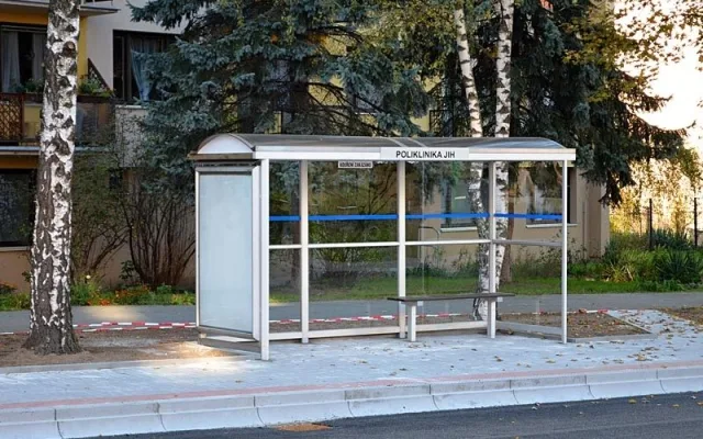Zastávka Poliklinika Jih  se posunula o několik metrů směrem do Rožnova