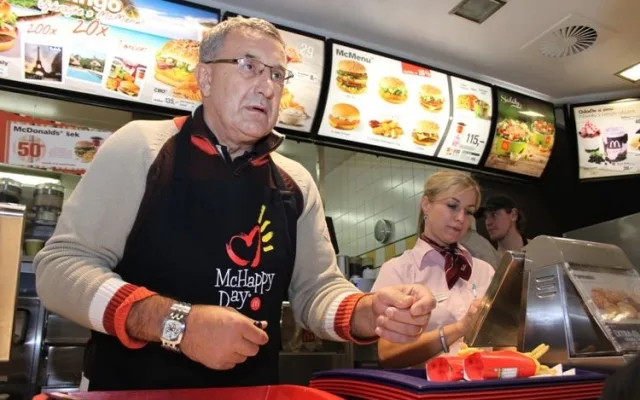 Držitel tří Stanley Cupů Jaroslav Pouzar nemohl na tradiční charitativní akci v McDonald´s chybět