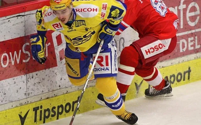 Dvougólový střelec Martin Matějíček před Tomášem Mertlem