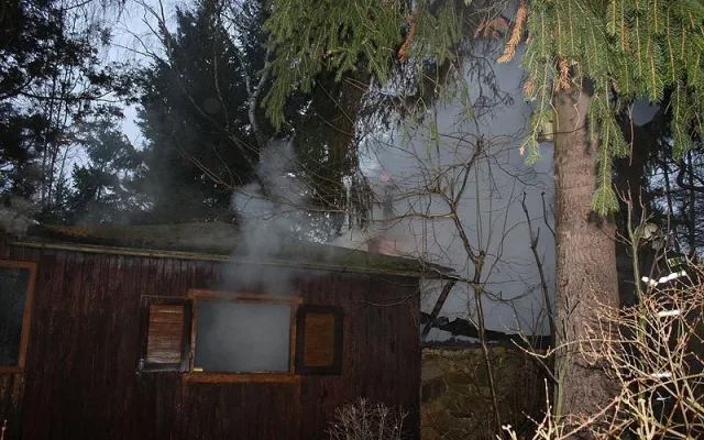 Zahradní chatku v Jivně zachvátily plameny