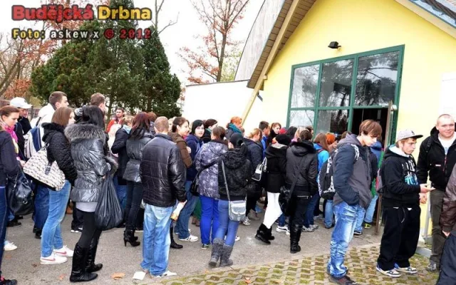 Před pavilonem B1 - diváci přicházející na představení The Action