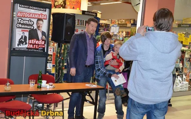 Autogramiáda Tomia Okamury v budějckém IGY Centru