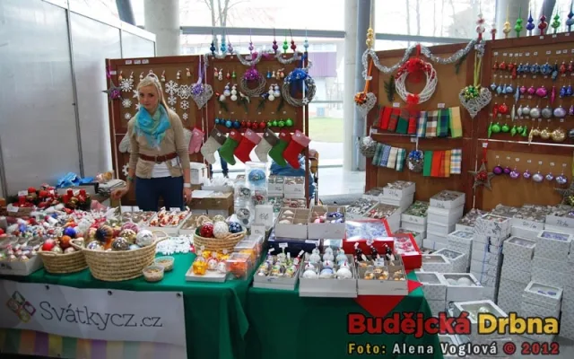 Stánků s vánočními ozdobami nebylo mnoho, zato nabízely krásné věci
