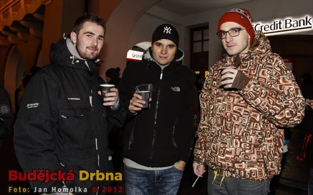 Většina návštěvníků se po příletu přemístila na punč