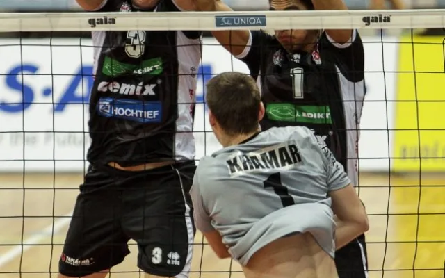 Kramar smečuje do bloku Mach - Rojas